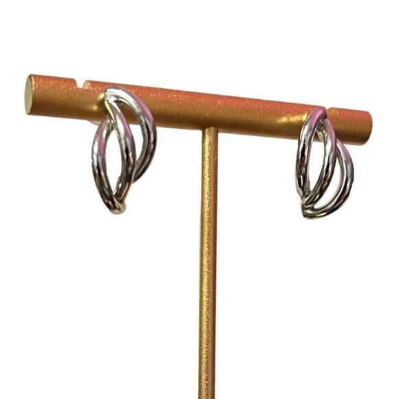 🤯5/$20🤯 Silver Tone Twist Earring - Picture 2 of 4